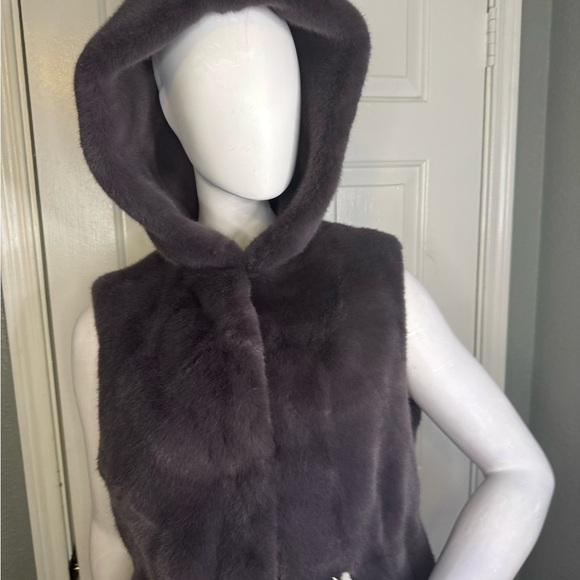 AILENE Eco Fur and Mink Bonbon Hooded Vest. - Picture 2 of 11